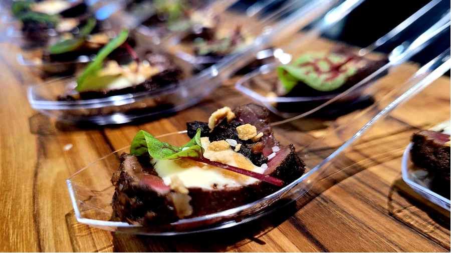 Bouchée de Tataki de boeuf- café et croute de cacao, mayonaisse de raifort et sucre d'érable