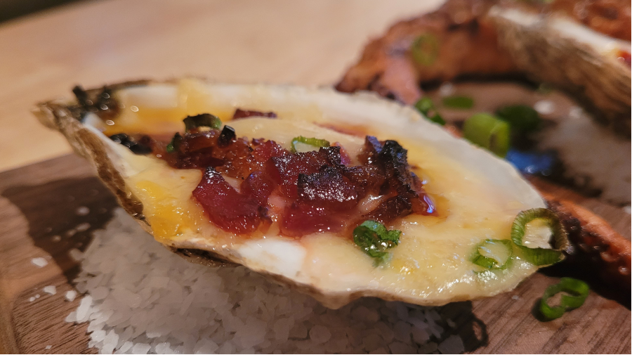 Bouchée d'huitre chaude, crême sûr aux épices, bacon et cheddar fort