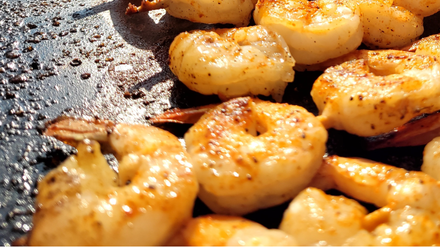 Brochette de crevettes flambées