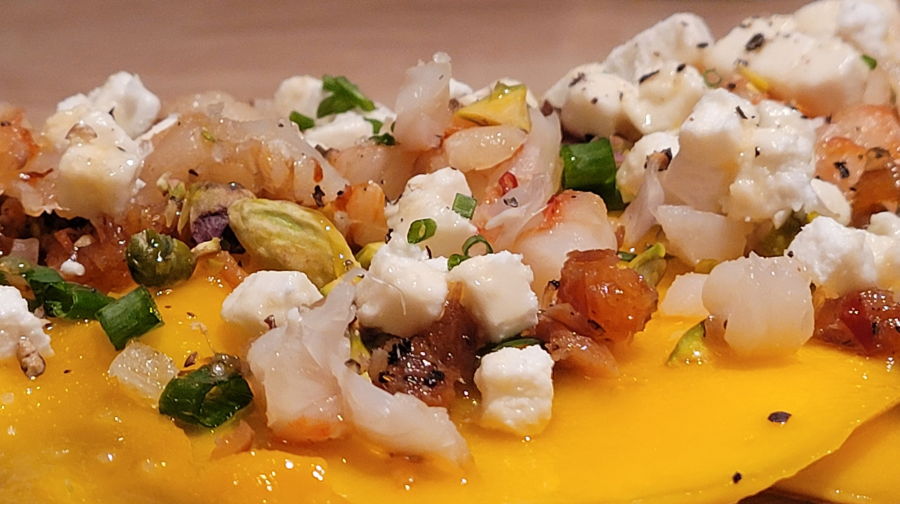 Carpacio de mangue, crumble, pistahce, bacon, feta et miel épicé