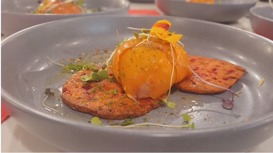 Entrée balotin de saumon fumé, mousse fromagère à la guacamole, craquelin bettrave, parmesan et romarin