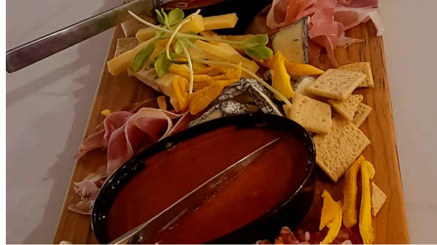 Entrée charcuterie, paté de foie maison et fromage d'ici