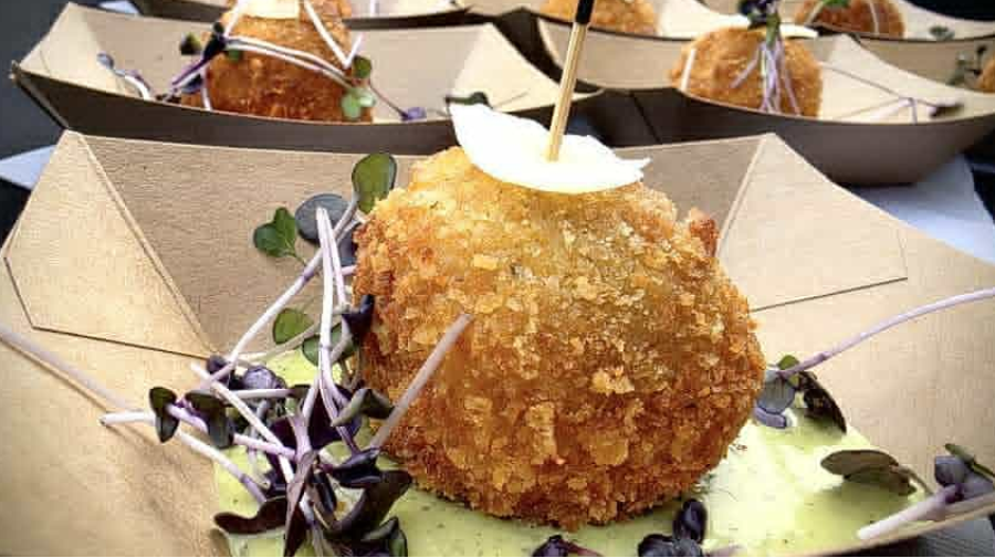 Tapas (Entrée) Aranchini aux 3 fromages et lardon fumé, pesto