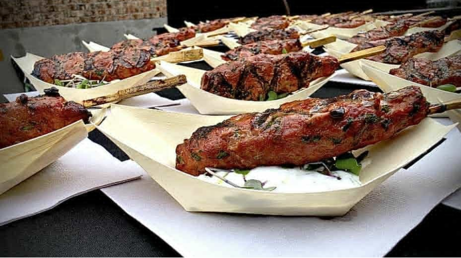 Tapas (entrée) Brochette Kafta fumé, sauce Yogourt aux herbes fraiches